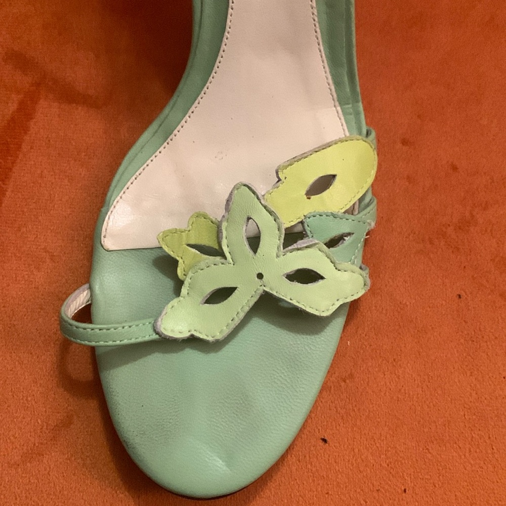🎉HOST PICK🎉 Banana Republic Cut Out Floral Detail Sandals - Picture 5 of 6